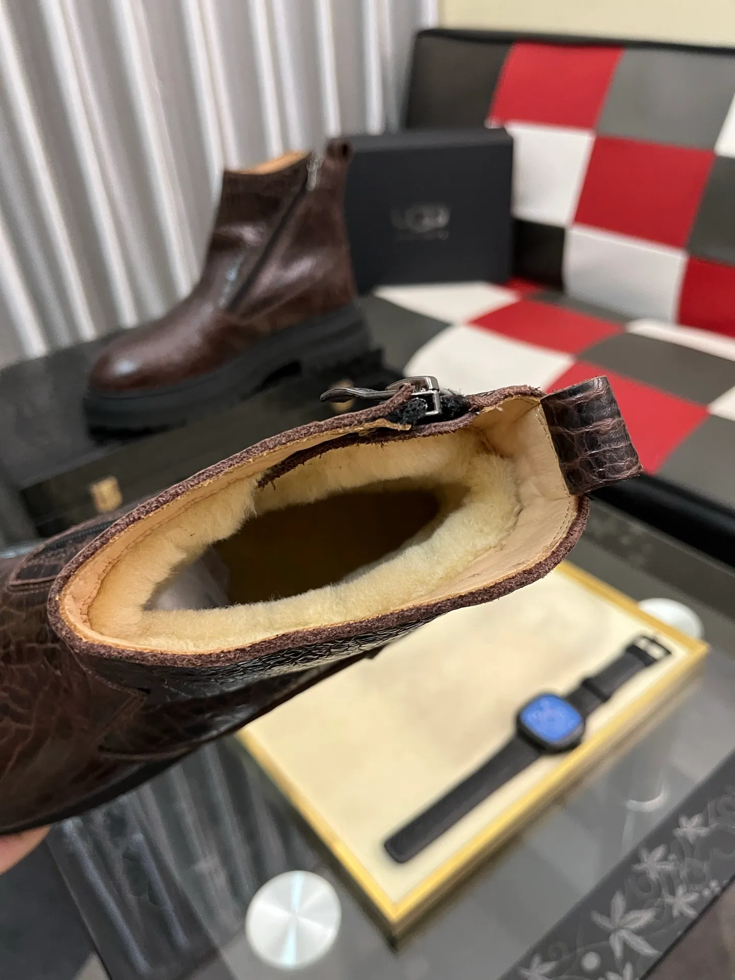 Ex-factory price: 680⌚️⌚️Thick wool imported from Australia Brand: UGG genuine purchasing agent Size: 39-44 (45 customized) Grade: Official website 1:1 Material: First layer of genuine leather waterproof and antifreeze upper Real wool lining Original non-slip and wear-resistant outsole Style category: Men's casual shoes Trendy style Comfortable on the feet Color: Official website color synchronization
